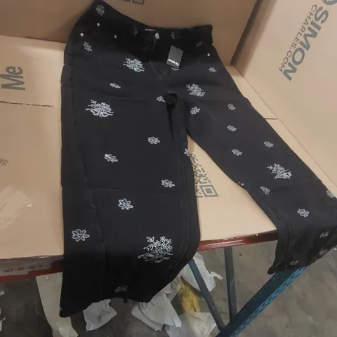 BOX CONTAINING APPROXIMATELY 16x BRAND NEW SIMPLY BE BLACK EMBROIDERED BARREL JEANS - SIZE 16R