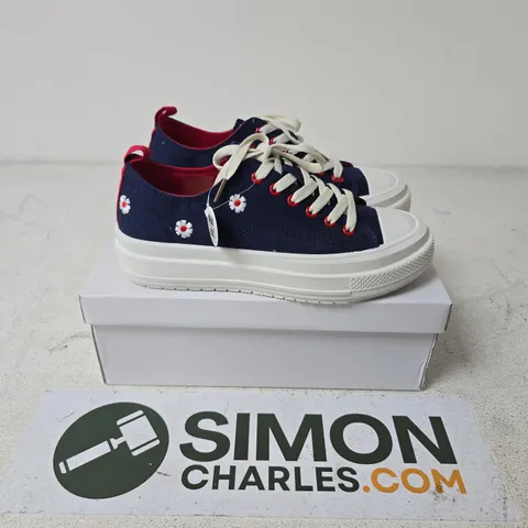 BOXED PAIR OF URBAN JACKS FLEUR TRAINERS IN NAVY/RED - UK 7