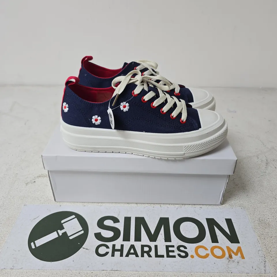 BOXED PAIR OF URBAN JACKS FLEUR TRAINERS IN NAVY/RED - UK 7