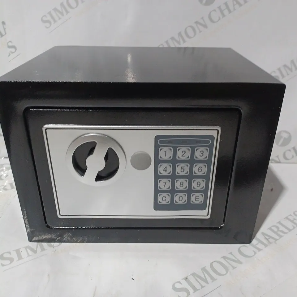 BOXED DAY PLUS SMALL SAFE