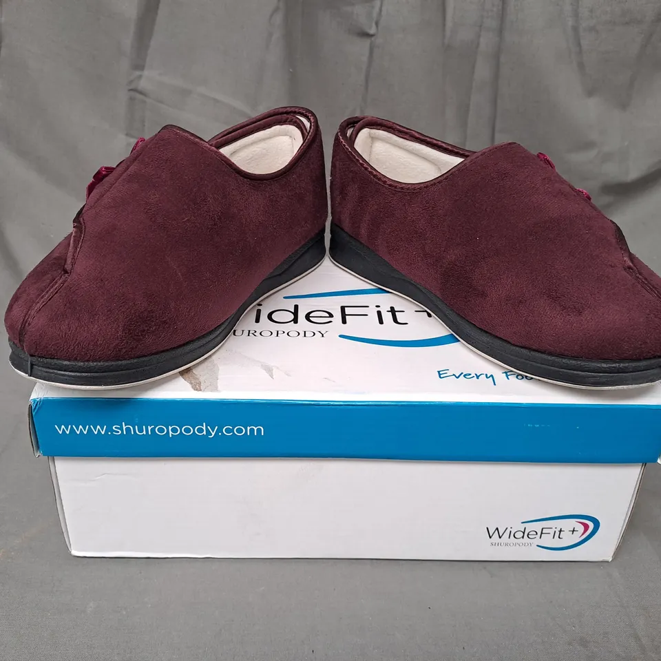 BOXED PAIR OF SHUROPODY WIDEFIT+ SLIPPERS IN BURGUNDY UK SIZE 3