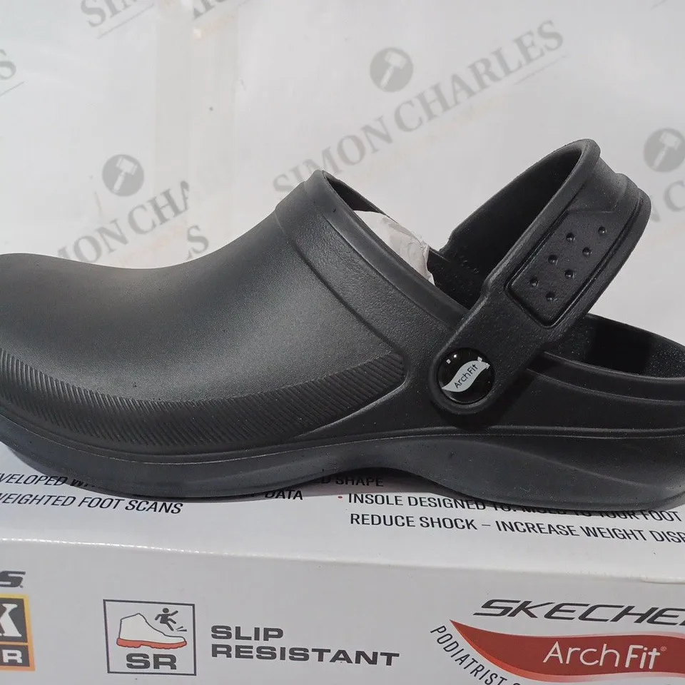 BOXED PAIR OF SKECHERS SLIP RESISTANT CLOGS IN BLACK - SIZE 4.5