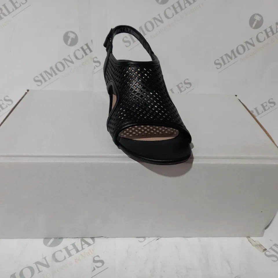 BOXED PAIR OF CLARKS CAROLEIGH LEATHER SANDALS IN BLACK SIZE 4