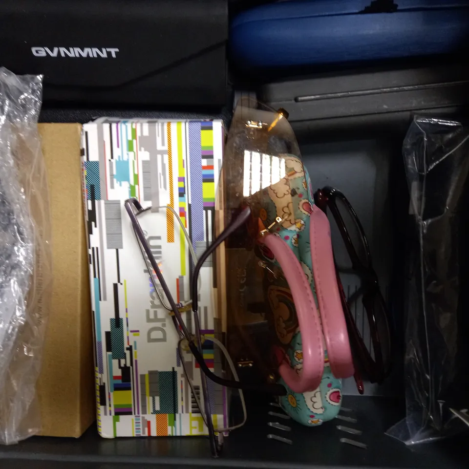 LOT OF APPROXIMATELY 20 ASSORTED EYEWEAR ITEMS, TO INCLUDE SPECTACLES, SUNGLASSES, CASES, ETC