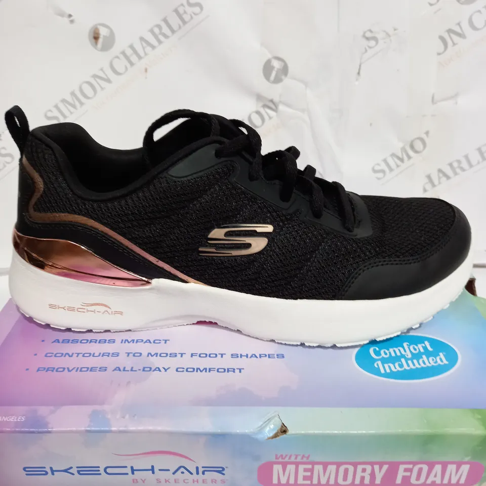 PAIR OF SKECHERS BLACK AND GOLD SKECH-AIR DYNAMIGHT TRAINERS SIZE 6