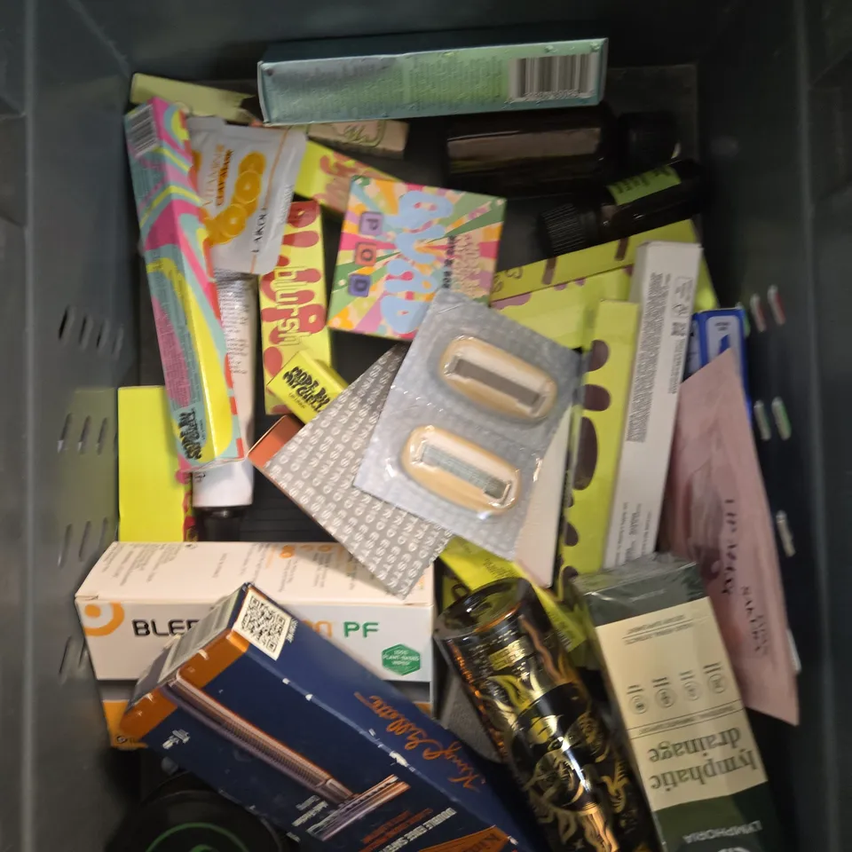 APPROXIMATELY 15 ASSORTED HEALTH & BEAUTY PRODUCTS TO INCLUDE BAKING SODA TOOTHPASTE, DEODORANT BALM, BODY WASH ETC 