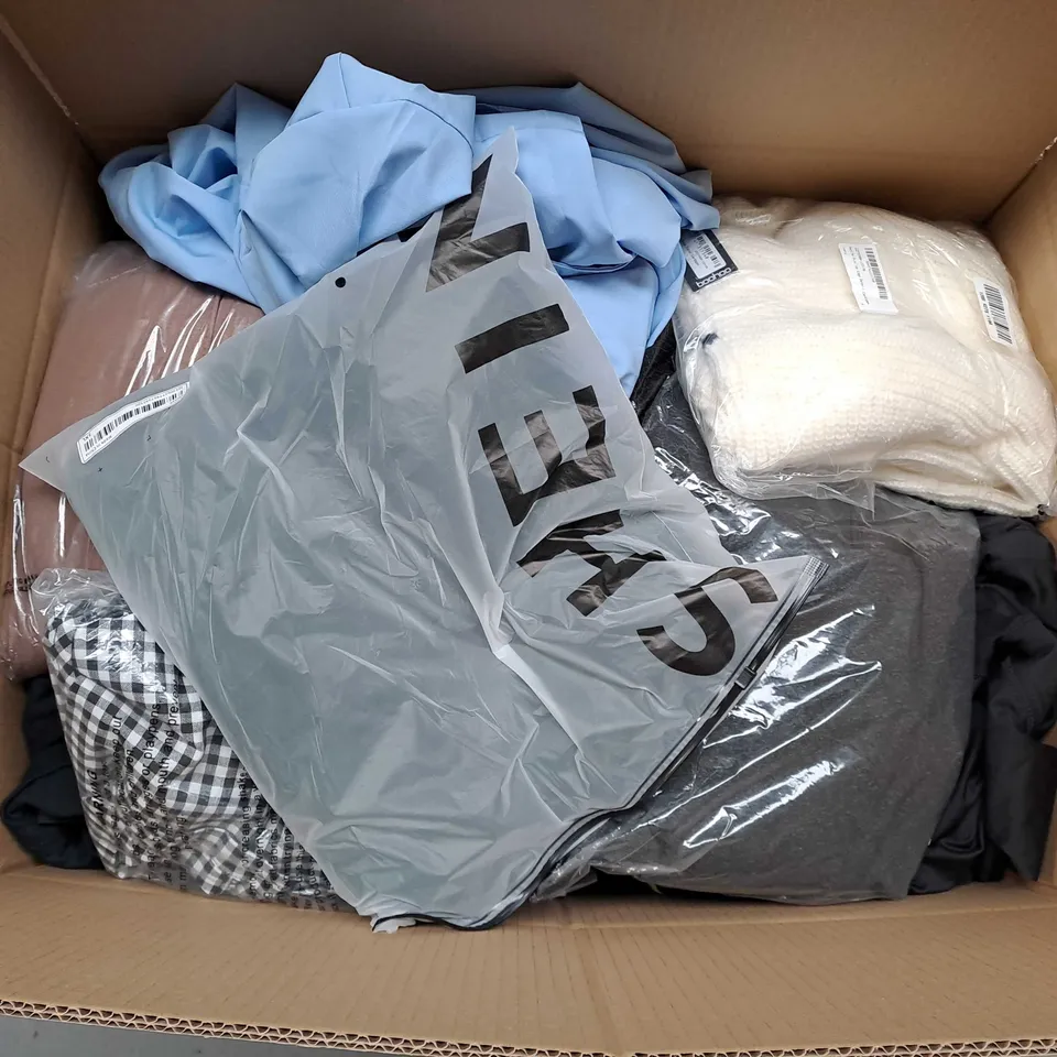 APPROXIMATELY 25 ASSORTED CLOTHING ITEMS IN VARIOUS SIZES TO INCLUDE T-SHIRTS, JOGGERS, CARDIGAN, ETC