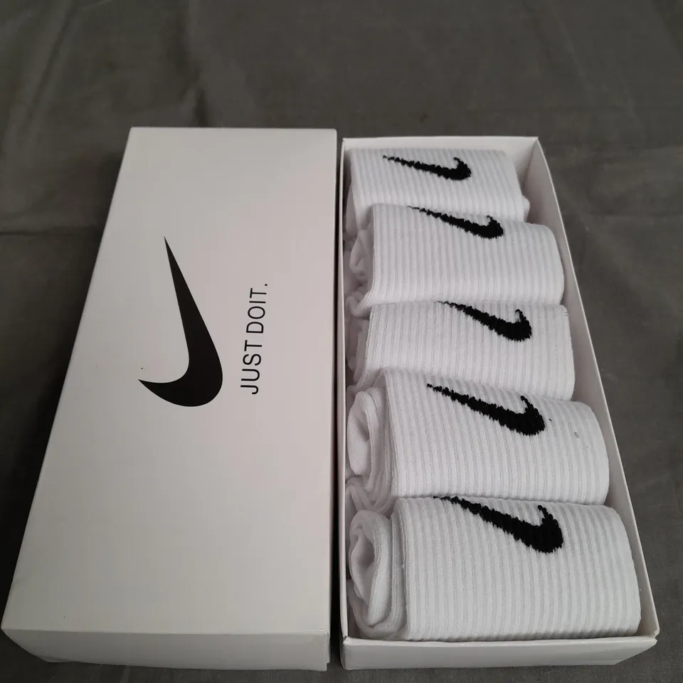 WHITE NIKE SOCKS 