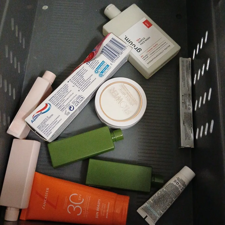 APPROXIMATELY 20 ASSORTED HEALTH & BEAUTY PRODUCTS TO INCLUDE - GIVE ME SHAMPOO & CONDITIONER, FUGG PREBIOTIC TOOTHPASTE, PANTENE KERATIN OIL, ETC 