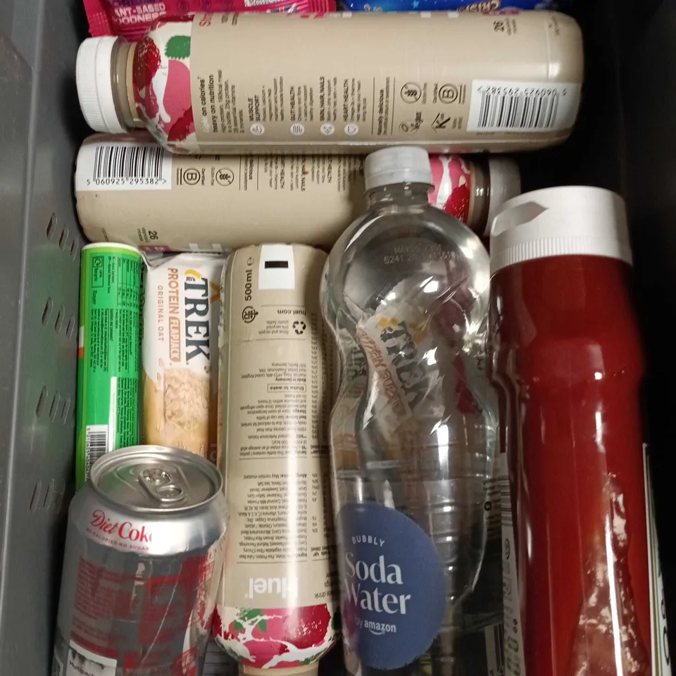 APPROXIMATELY 10 ASSORTED FOOD/DRINK PRODUCTS TO INCLUDE TREK BAR, CRISPY ROLLS, HUEL LITE ETC 