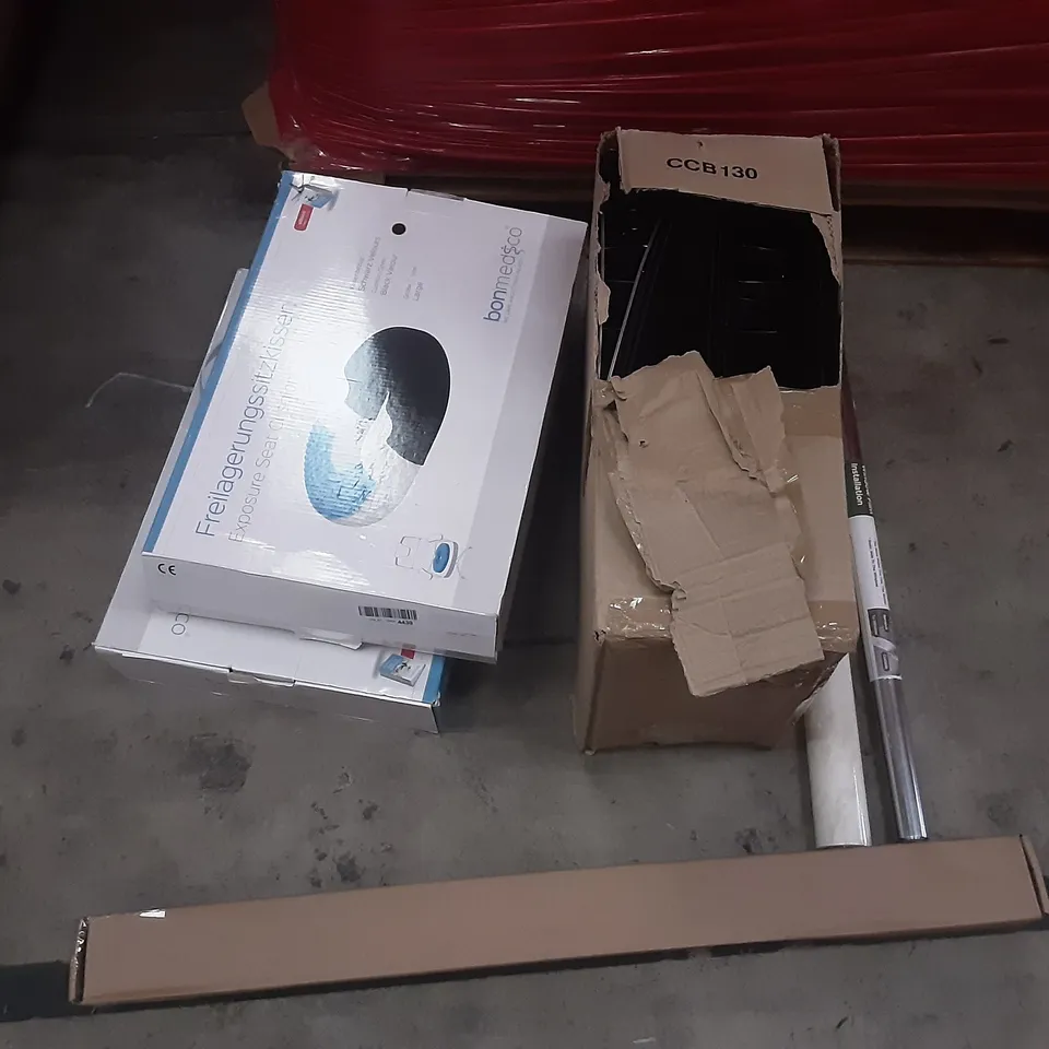 LARGE PALLET OF ASSORTED HOMEWARE ITEMS TO INCLUDE SEAT CUSHIONS, OFFICE BINDERS, AIR FRYERS ETC
