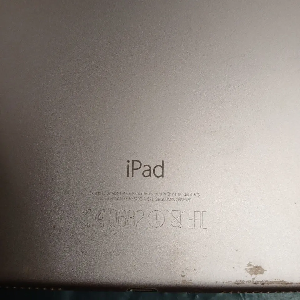 APPLE IPAD PRO – ROSE GOLD TABLET (CRACKED SCREEN)