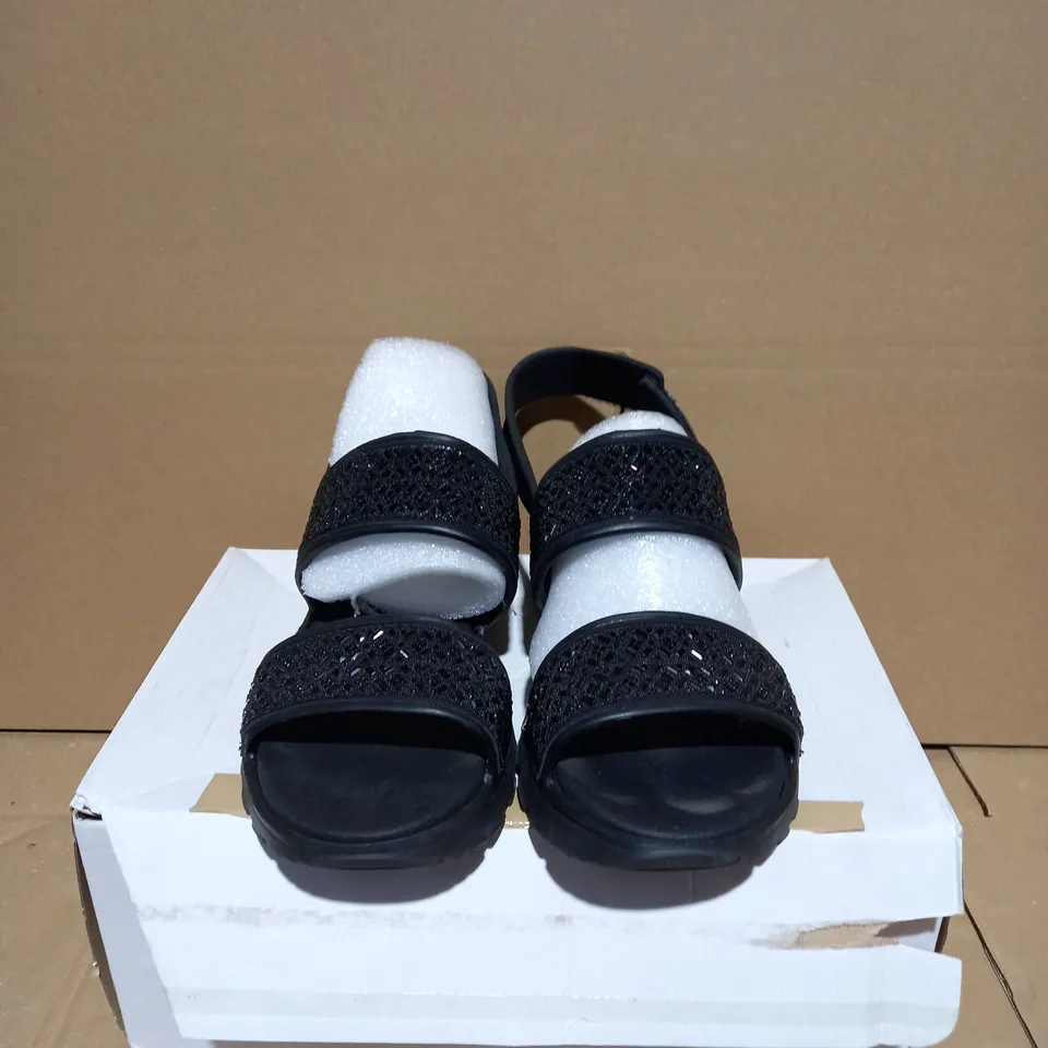 SKETCHERS PARTY SANDAL SIZE 8