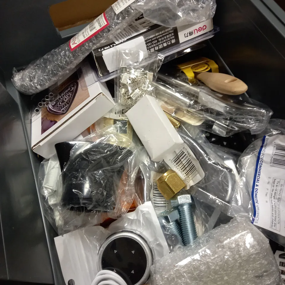 ASSORTED HOUSEHOLD ITEMS 