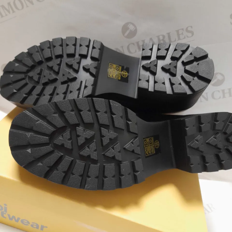 KOI TOZO STITCH MARY JANES BLACK PU/ORANGE SHOES - SIZE 10