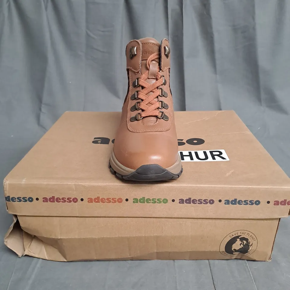 BOXED PAIR OF ADESSO BOOTS IN BROWN & ANIMAL PRINT COLOUR SIZE 3