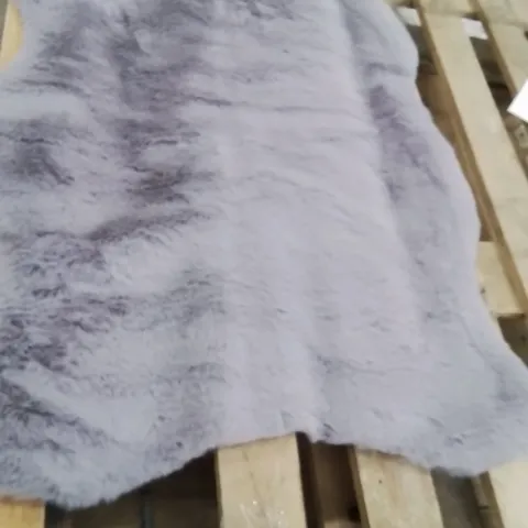 QUALITY DESIGNER AREA RUG - APPROXIMATELY 80X50CM