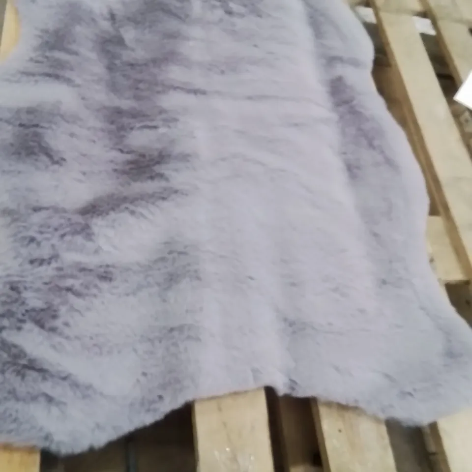 QUALITY DESIGNER AREA RUG - APPROXIMATELY 80X50CM