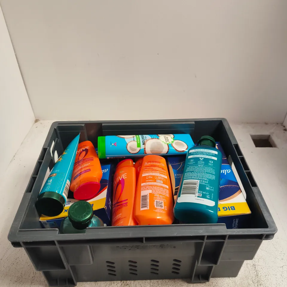 APPROXIMATELY 15 ASSORTED BEAUTY PRODUCTS INCLUDING L'OREAL ELVIVE SHAMPOO, ALWAYS INFINITY FLEXPROTECT AND HERBAL ESSENCES MOROCCAN ARGAN OIL CONDITIONER
