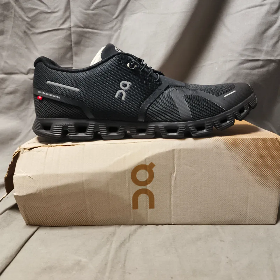 BOXED PAIR OF ON CLOUD 5 TRAINERS IN BLACK SIZE UK 10.5