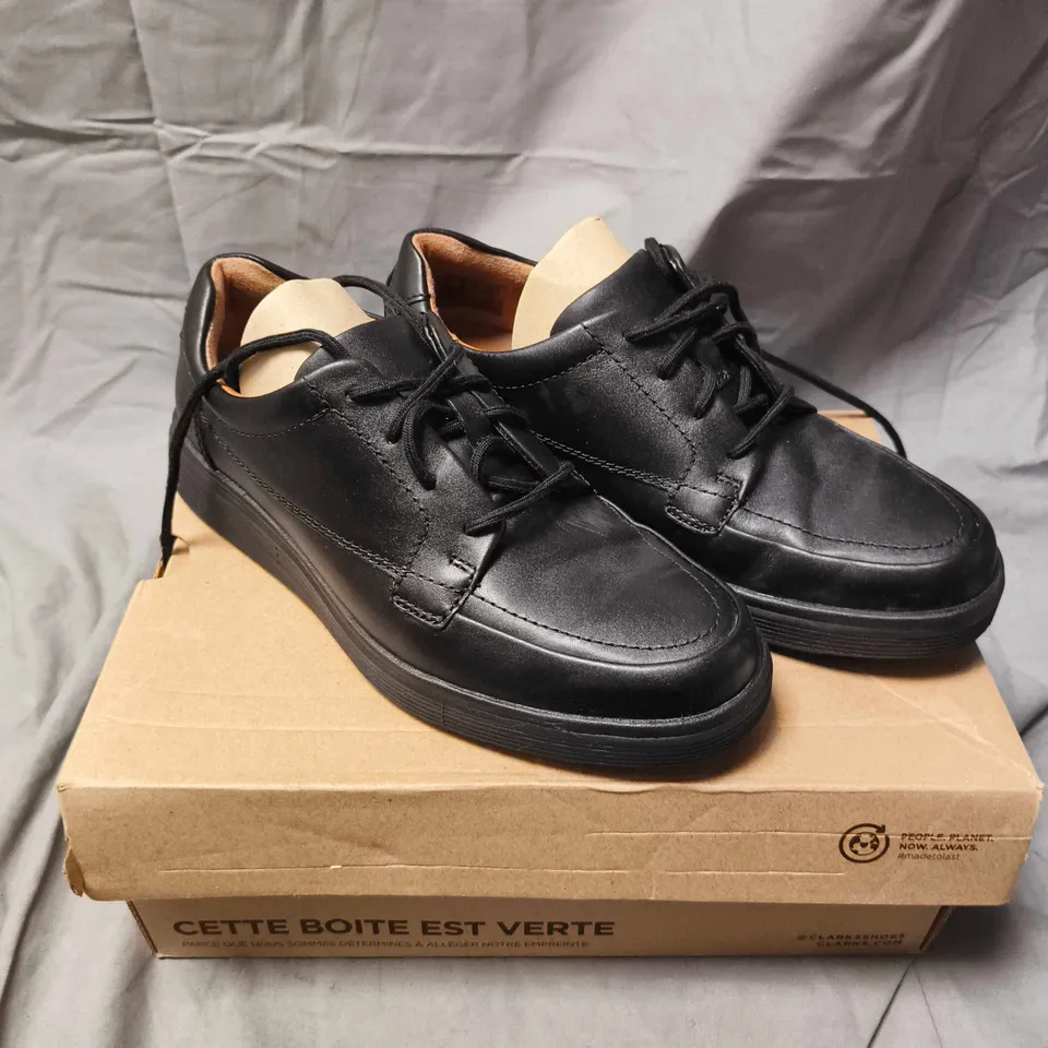 CLARKS UN ABODE EASE SHOES IN BLACK - 7