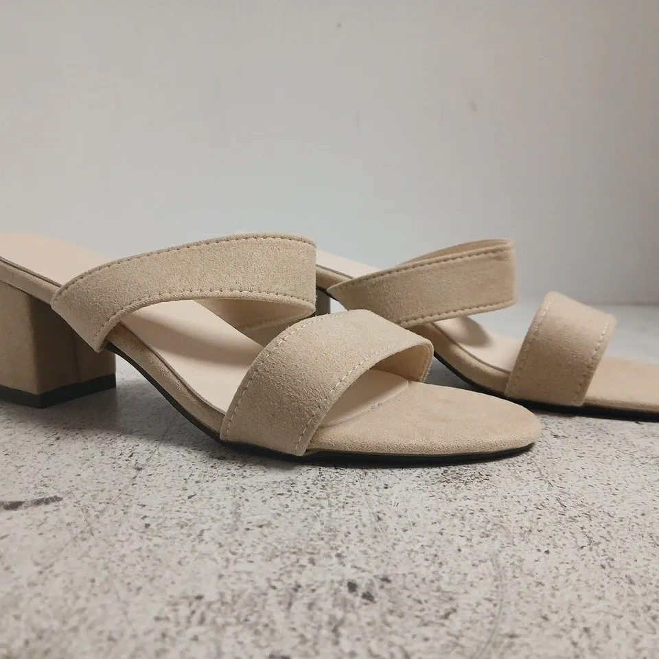 BOXED PAIR OF UNBRANDED OPEN TOE LOW BLOCK HEEL SANDALS IN SAND SIZE EU 37