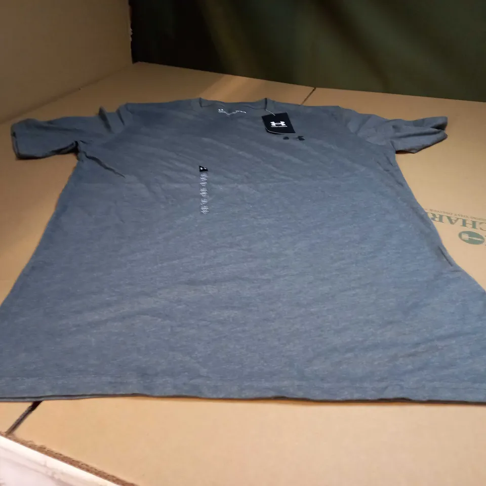 UNDER ARMOUR DARK GREY FITNESS TOP - MEDIUM