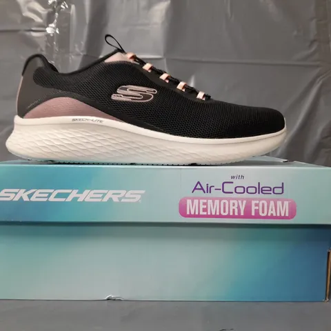 BOXED PAIR OF SKECHERS AIR-COOLED MEMORY FOAM TRAINERS IN BLACK SIZE 7