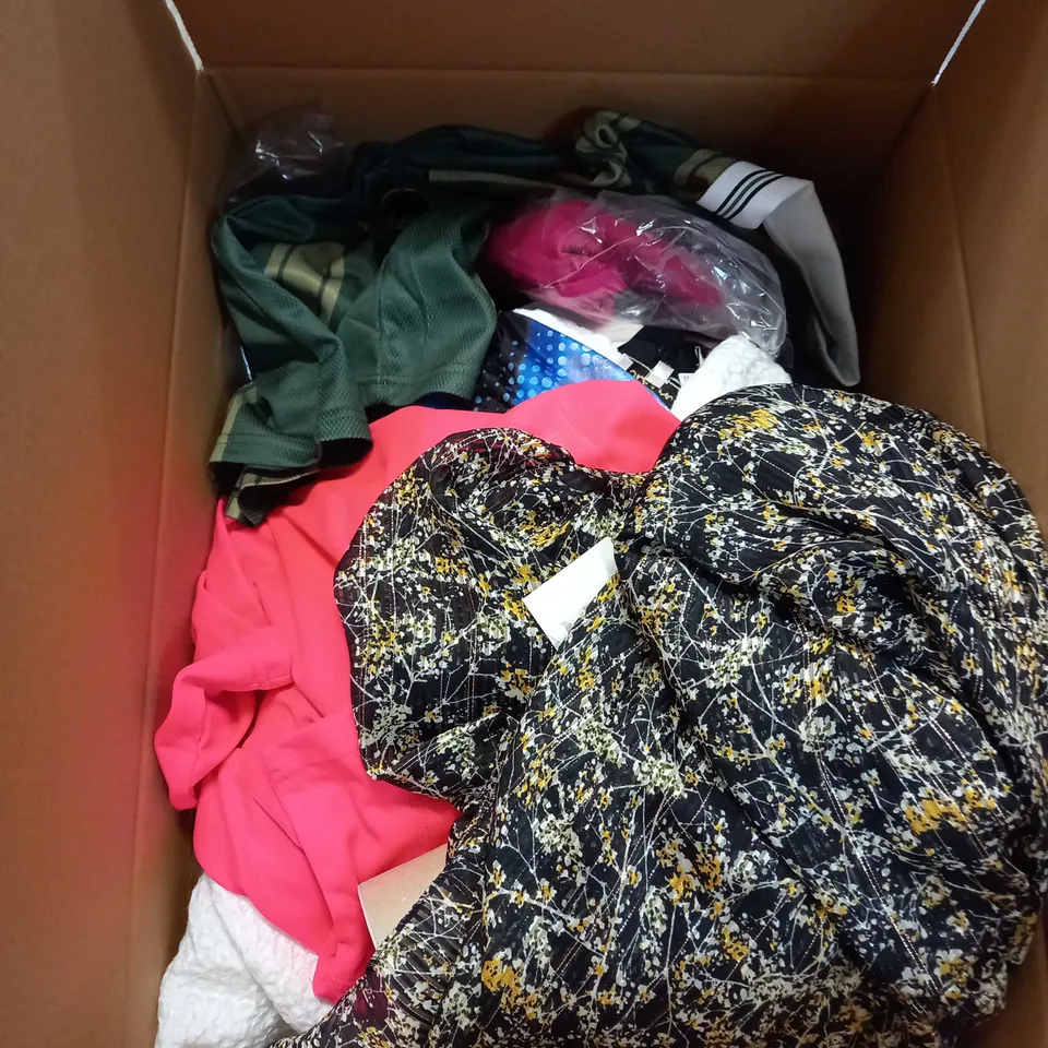 BOX OF APPROX 35 ASSORTED CLOTHING ITEMS TO INCLUDE - DRESSES, T-SHIRTS AND TROUSERS