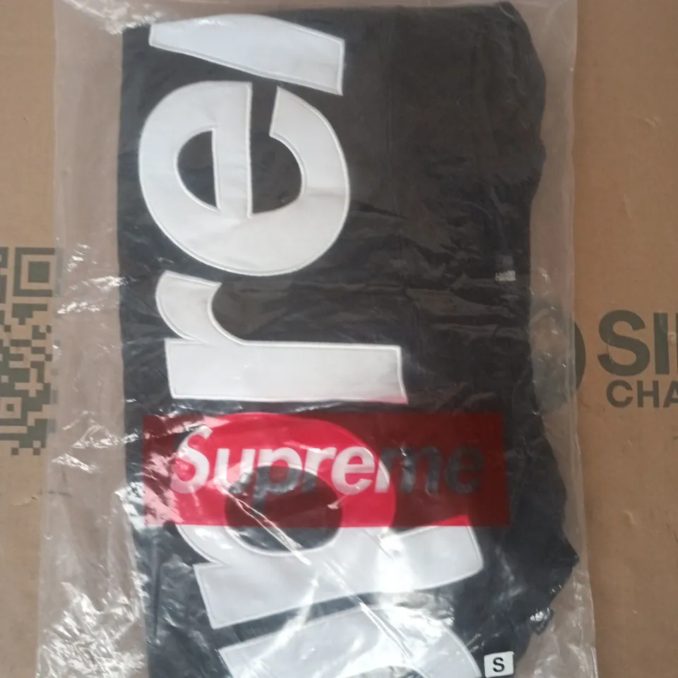 BAGGED SUPREME HOODY IN BLACK/WHITE SIZE SMALL