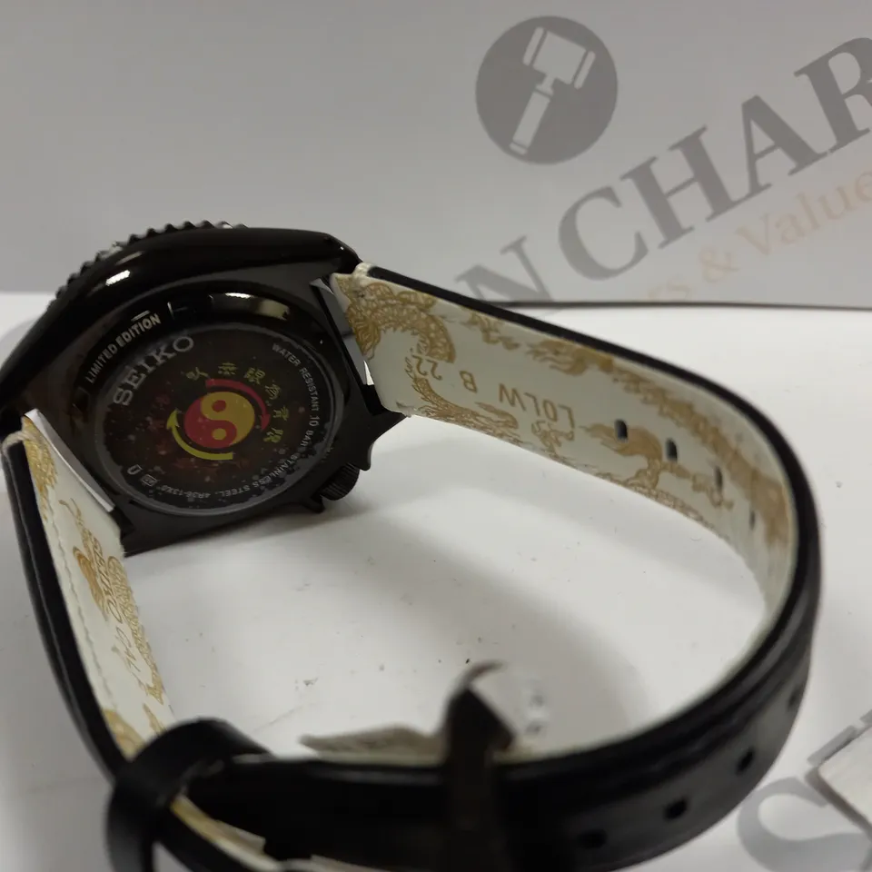 BOXED SEIKO 5 SPORTS X BRUCE LEE LIMITED EDITION AUTOMATIC BLACK DIAL BLACK LEATHER STRAP