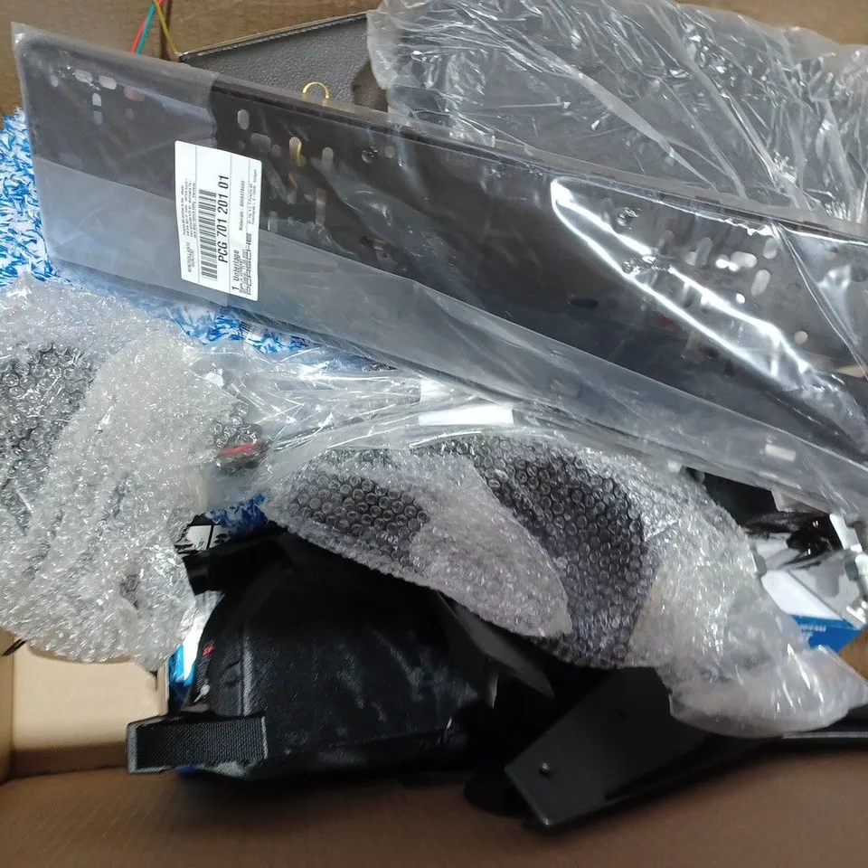 BOX OF APPROXIMATELY 15 ASSORTED VEHICLE PARTS & ACCESSORIES TO INCLUDE BOSCH P 7001/1 OIL FILTER, RUNDONG MOBILE PHONE BRACKET, EASTMAN TURBO OIL, ETC - COLLECTION ONLY