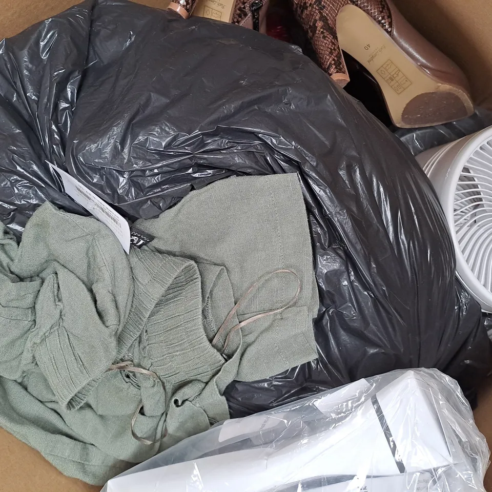 BOX OF APPROXIMATELY 10 ASSORTED HOUSEHOLD ITEMS TO INCLUDE SANDALS, DECORATIVE GARDEN ORNAMENT, ETC - COLLECTION ONLY