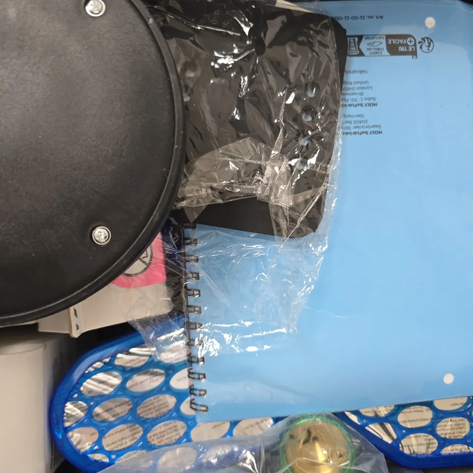 APPROXIMATELY 10 ASSORTED HOUSEHOLD ITEMS TO INCLUDE INTERIOR DEHUMIDIFIER, ETC