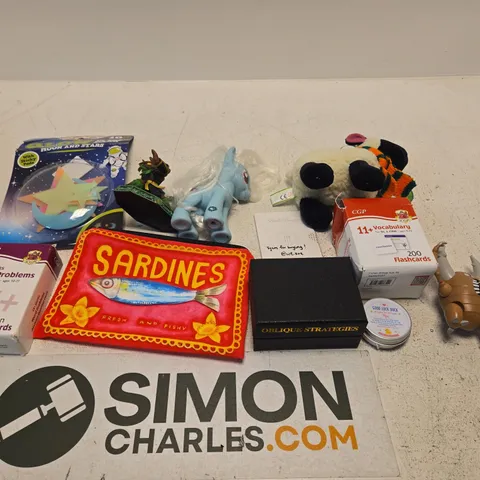 LARGE QUANTITY OF TOYS AND ACCESSORIES TO INCLUDE; CGP REVISION CARDS, PINSIR FIGURE, IRISH LAMB SOFT TOY, OBLIQUE STRATERGIES, GLOW IN THE DARK MOON AND STARS AND SARDINES PENCIL CASE
