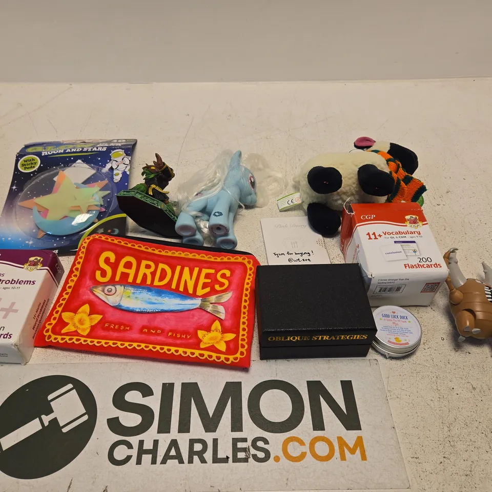 LARGE QUANTITY OF TOYS AND ACCESSORIES TO INCLUDE; CGP REVISION CARDS, PINSIR FIGURE, IRISH LAMB SOFT TOY, OBLIQUE STRATERGIES, GLOW IN THE DARK MOON AND STARS AND SARDINES PENCIL CASE
