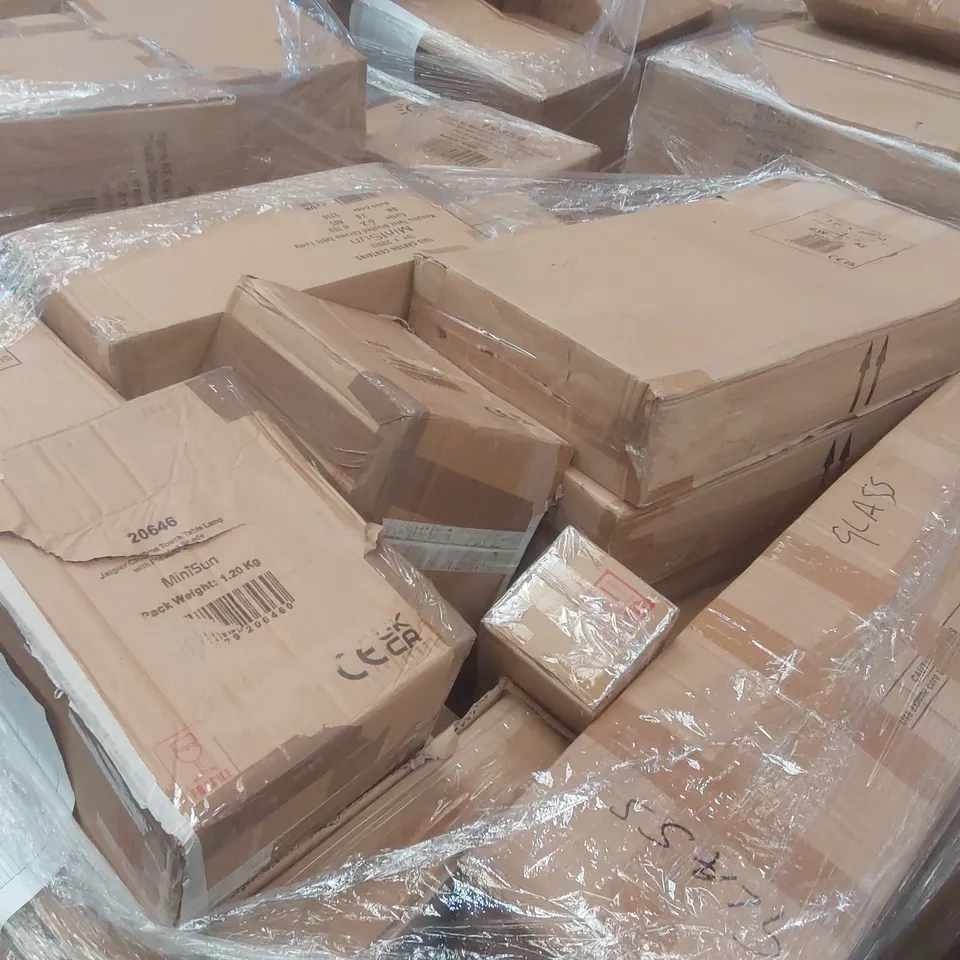 PALLET CONTAINING A LARGE QUANTITY OF ASSORTED LIGHTING PRODUCTS