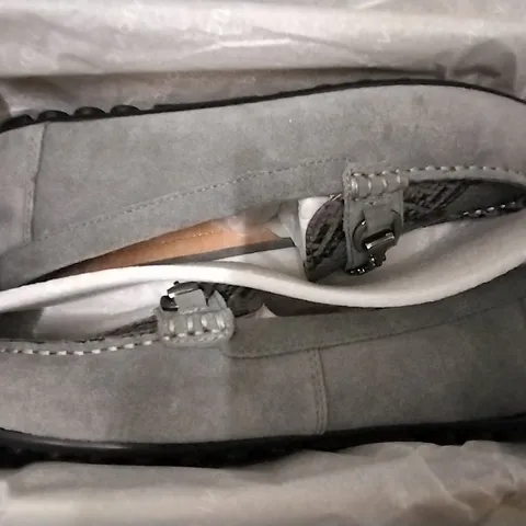 3 SHOE BOXES OF SHOES INCLUDING 2 × VIONIC HONOR DAYNA GREY LOAFERS SIZE 5.5, DUNE BLACK-REP LEATHER DETAILED FLATFORM SANDLE