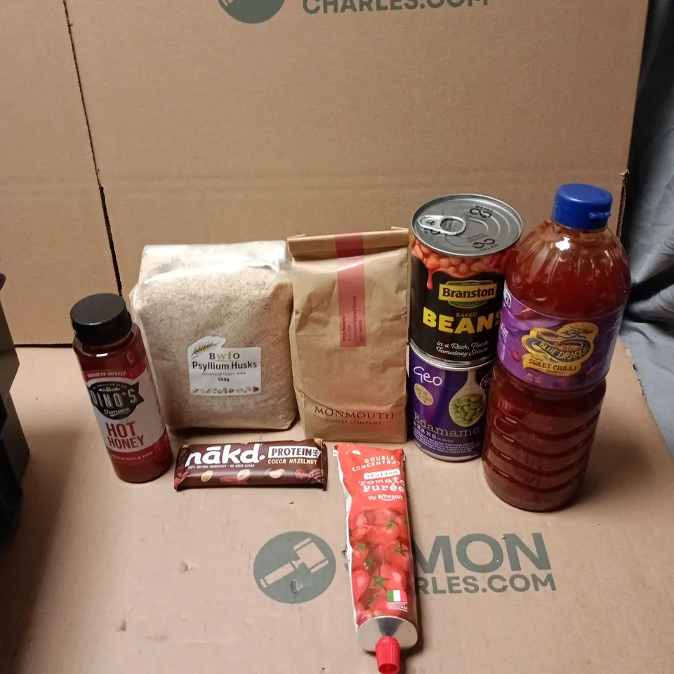APPROXIMATELY 20 ASSORTED FOOD AND DRINK ITEMS TO INCLUDE - BLUE DRAGON SWEET CHILI SAUCE, BRANSTON BAKED BEANS AND TOMATO PUREE
