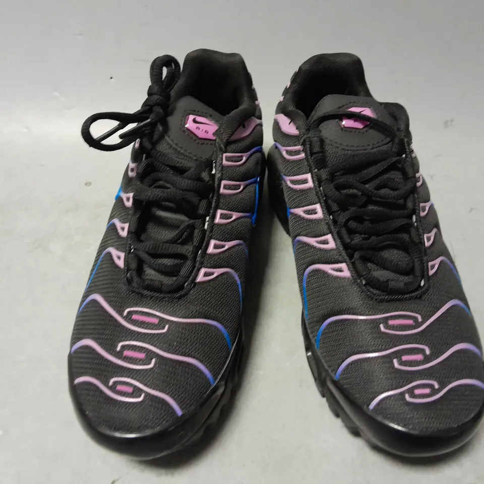 BOXED PAIR OF NIKE AIR MAX PLUS TRAINERS IN BLACK MULTI - UK 6.5