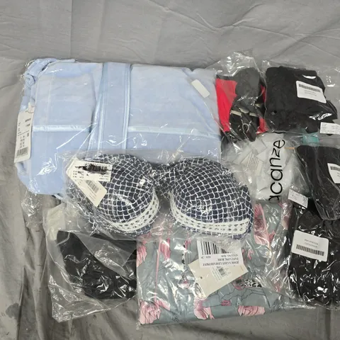 APPROXIMATELY 20 ASSORTED CLOTHING ITEMS IN VARIOUS COLOURS, SIZES, AND STYLES TO INCLUDE BRANDS SUCH AS FERAUD PARIS, LINGADORE BEACH, CYBERJAMMIES, ETC