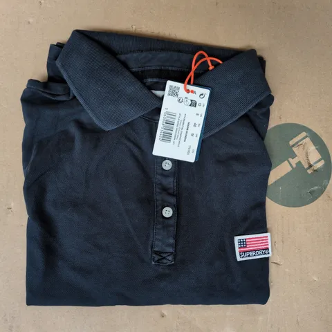 SUPERDRY ESSENTIAL GRAPHIC POLO TOP IN NAVY SIZE MEDIUM