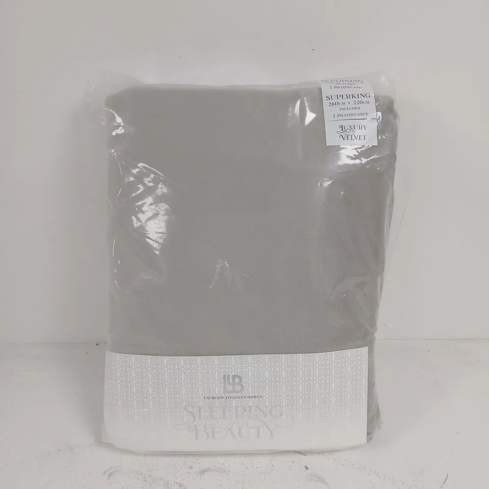 SUPERKING LUXURY VELVET DUVET SET – 260 X 220 CM (INCLUDES 2 PILLOWCASES)