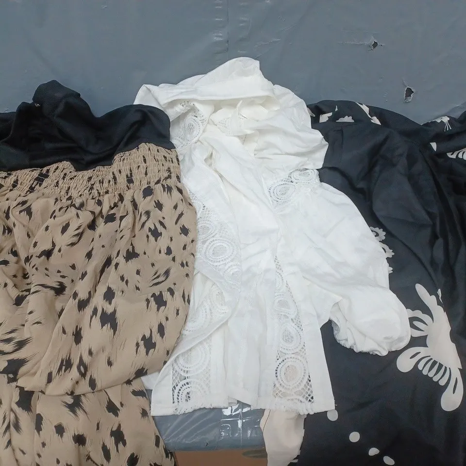 APPROXIMATELY 15 ASSORTED SHEIN CLOTHING PRODUCTS IN VARIOUS SIZES TO INCLUDE DRESSES, TOPS ETC 