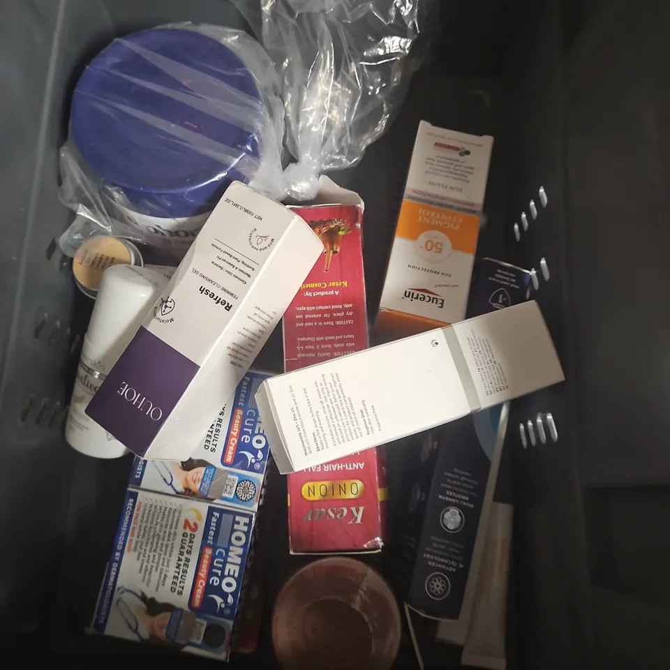 APPROXIMATEY 20 ASSORTED HEALTH AND BEAUTY PRODUCTS TO INCLUDE - ST TROPEZ BRONZING MOUSSE - TOKE COCONUT OIL - THIS WORKS STRESS CHECK CBD BODY COCOON - ETC