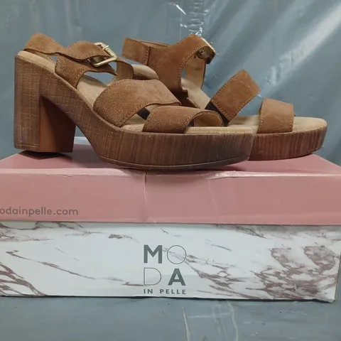 BOXED PAIR OF MODA IN PELLE MONIQUA BLOCK HEEL SANDALS IN TAN SIZE 4