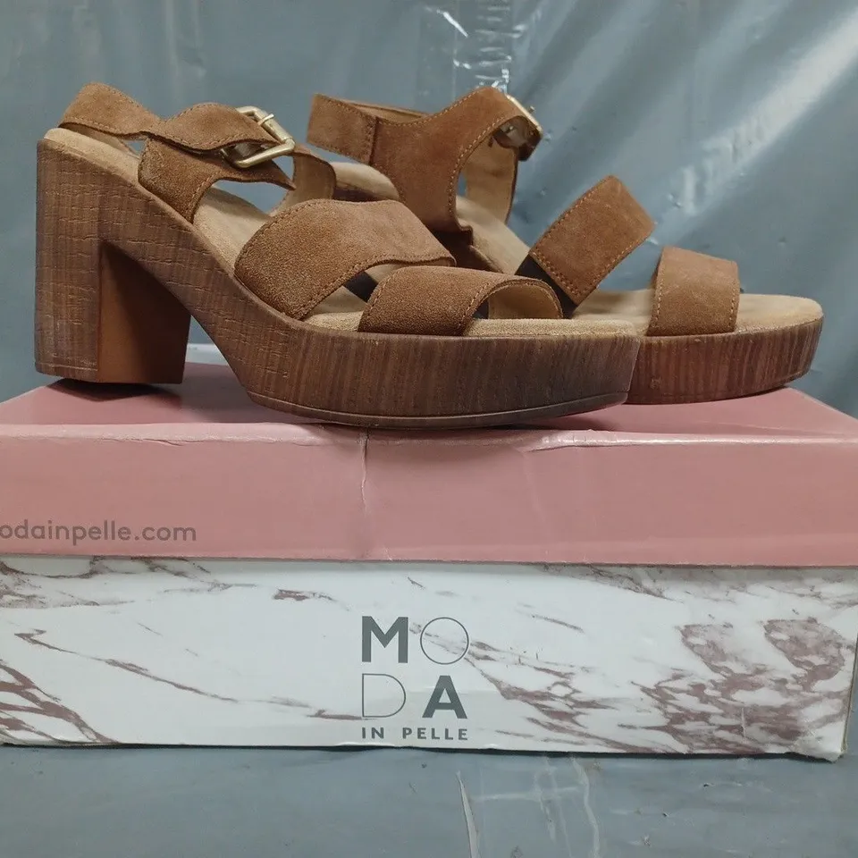 BOXED PAIR OF MODA IN PELLE MONIQUA BLOCK HEEL SANDALS IN TAN SIZE 4