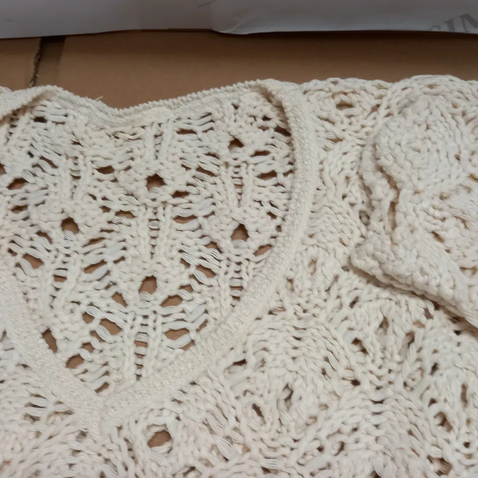 LOT OF APPROXIMATELY 20 CROCHET PULL V-NECK JUMPERS - SIZE UNSPECIFIED