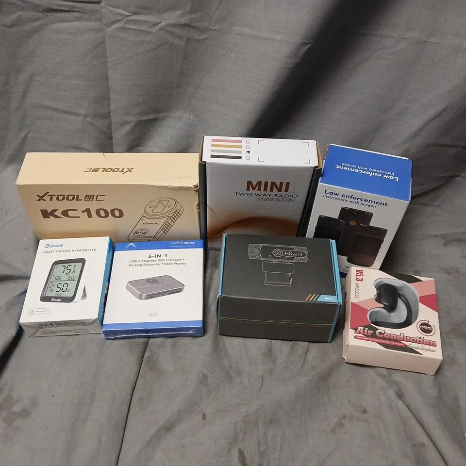 APPROXIMATELY 12 ASSORTED ELECTRICAL ITEMS TO INCLUDE WEBCAM, AIR CONDUCTION EARBUDS, DOCKING STATION FOR PHONES, ETC