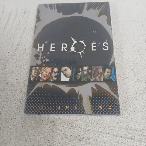 HEROES VOLUME TWO – DC COMICS GRAPHIC NOVEL (TITAN BOOKS)